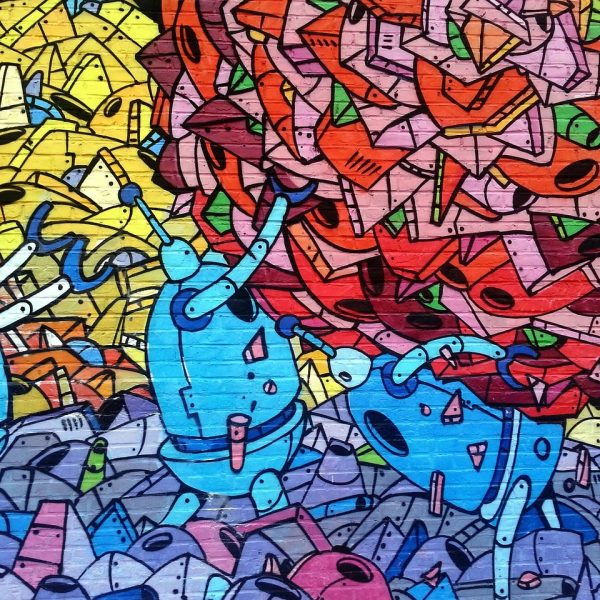 手绘插画中的古庙内景，烛火摇曳照着壁画与石台，青绿与珊瑚色交织，氛围神秘